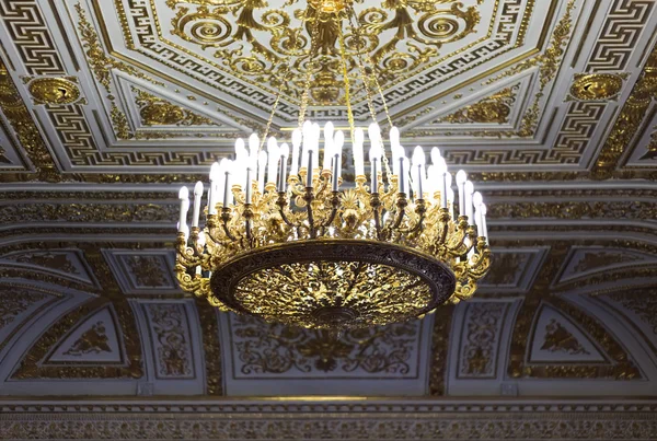 Lustre en or au Musée de l'Ermitage — Photo