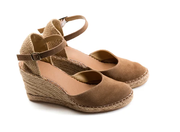 Par de zapatos de mujer de gamuza marrón . — Foto de Stock