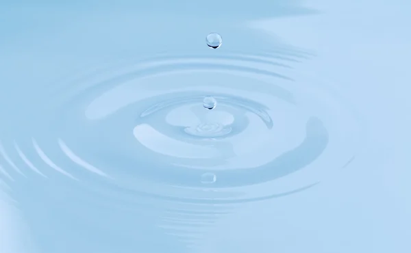 Drop of water falls — Stock Photo, Image