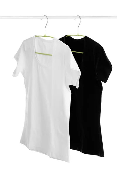 Μαύρο και άσπρο t-shirt σε μια κρεμάστρα — Φωτογραφία Αρχείου