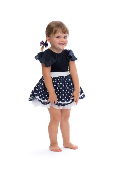 Liten flicka i en polka dot dress i studio — Stockfoto