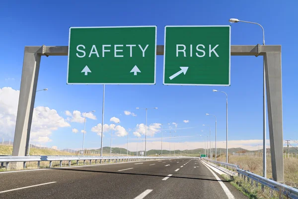 Safety or risk. Make a choice — Stock Photo, Image
