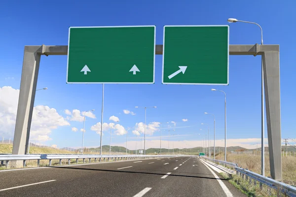 Señal de tráfico en blanco en la carretera — Foto de Stock