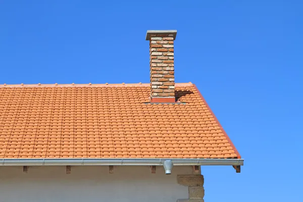 Neues Dach und neuer Schornstein Stockbild