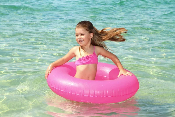 Szczęśliwa dziewczyna nad morzem — Zdjęcie stockowe