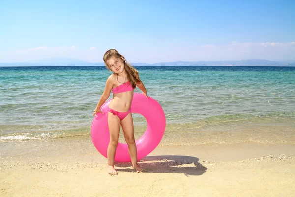 Счастливая девушка у моря — стоковое фото
