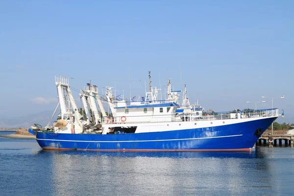 Visserij schepen gedokt in de haven — Stockfoto