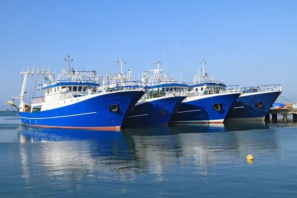 Visserij schepen gedokt in de haven Rechtenvrije Stockfoto's