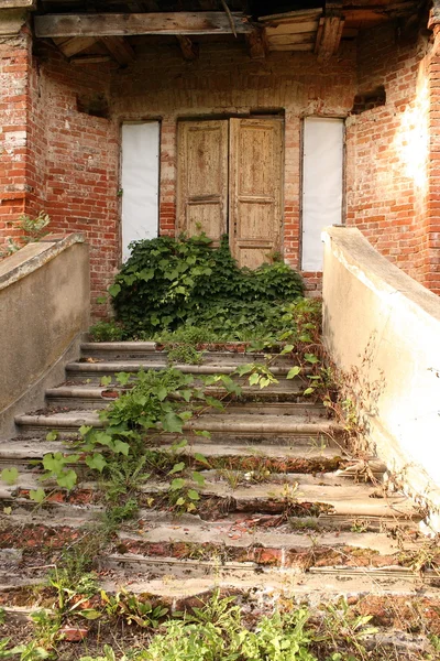 Alte ruinierte Residenz — Stockfoto