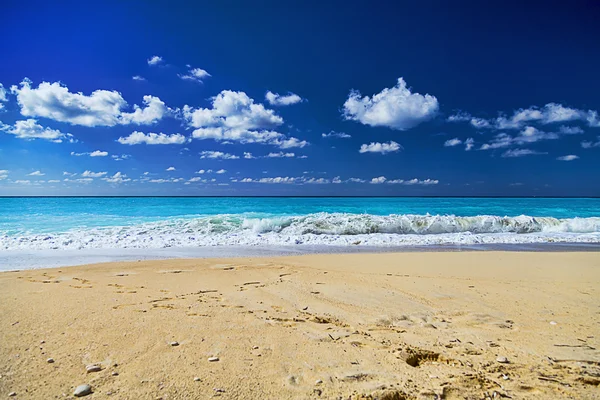 Екзотичний тропічний пляж з хвилями — стокове фото