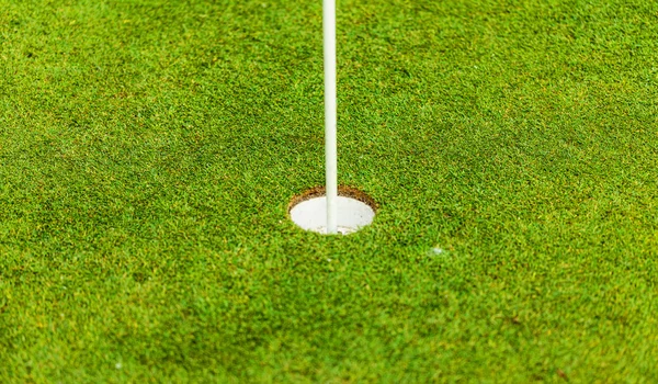 Loch auf dem Golfplatz — Stockfoto