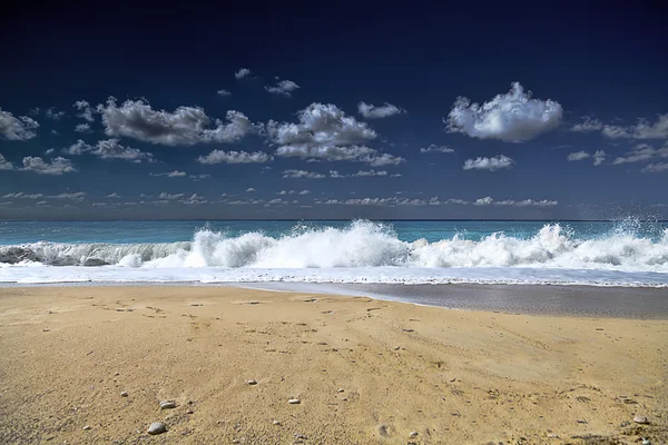 Mer bleue avec vagues et ciel avec nuages — Photo