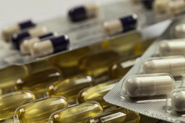 Kapslar och tabletter förpackade — Stockfoto
