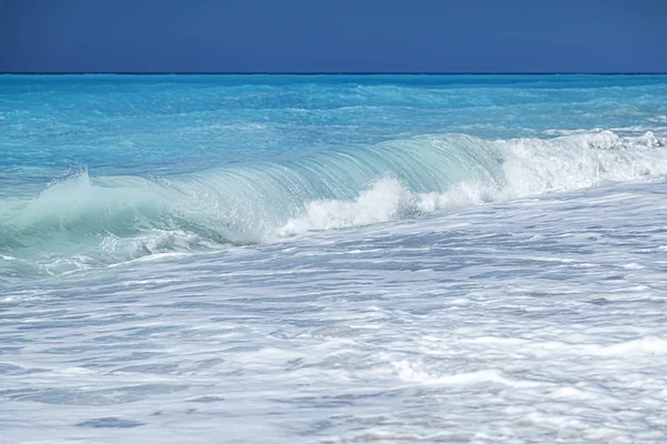 Блакитне море з хвилями, пляж — стокове фото