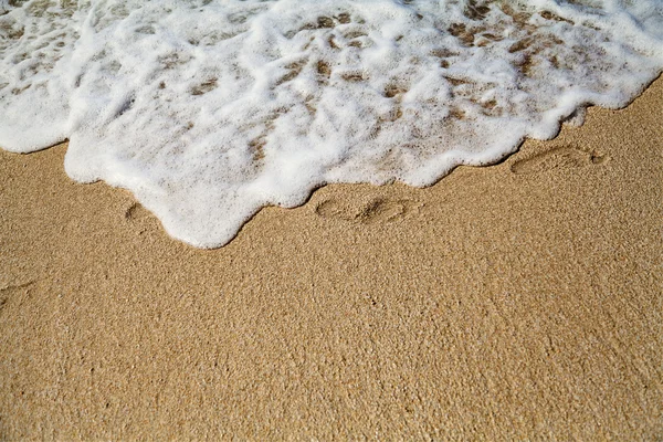 Fußabdruck auf Sand mit Schaum — Stockfoto