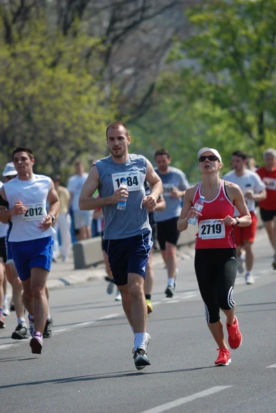 Um grupo de competidores de maratona durante a 26a Maratona de Belgrado em 21 de abril de 2013 em Belgrado, Sérvia — Fotografia de Stock