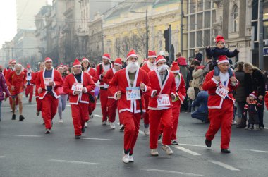 altıncı yıllık Belgrad santas kimliği belirsiz katılımcıları yarış Aralık 29, 2013 içinde Belgrad, Sırbistan