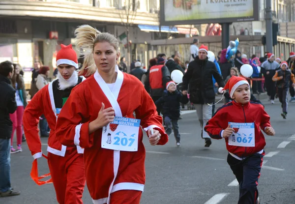 Altıncı yıllık Belgrad santas kimliği belirsiz katılımcıları yarış Aralık 29, 2013 içinde Belgrad, Sırbistan — Stok fotoğraf