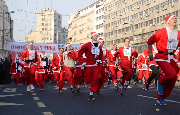 Nicht identifizierte Teilnehmer des sechsten jährlichen belgrader Weihnachtsmannrennens am 29. Dezember 2013 in Belgrad, Serbien — Stockfoto