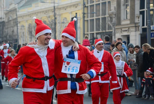 Oidentifierade deltagare av de sjätte årliga Belgrad santas ras på Dec 29, 2013 i Belgrad, Serbien — Stockfoto