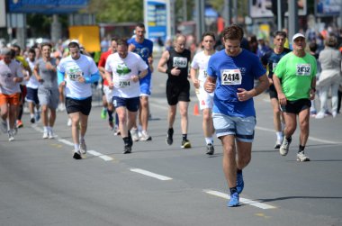 bir grup maraton yarışmacı sırasında 27 Nisan 2014 tarihinde 27th Belgrad Maratonu Belgrad, Sırbistan