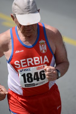 Tanımsız adam 27 Nisan 2014 27th Belgrad Maratonu içinde çalışır.