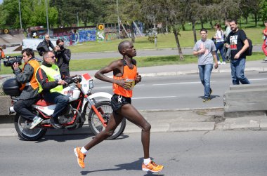 Bernard kipkorir talam, Belgrad Maratonu 27 Nisan 2014 üzerinde çalışır. bernard kipkorir talam kazanç 42 km 195 metre 2 saat, 14 dakika ve 35 saniye içinde çalıştırdıktan sonra