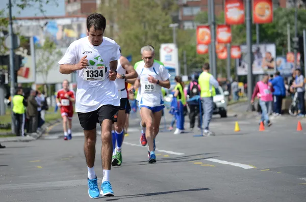 En grupp av marathon konkurrenter under 27 Belgrad maraton på den 27 april, 2014 i Belgrad, Serbien — Stockfoto