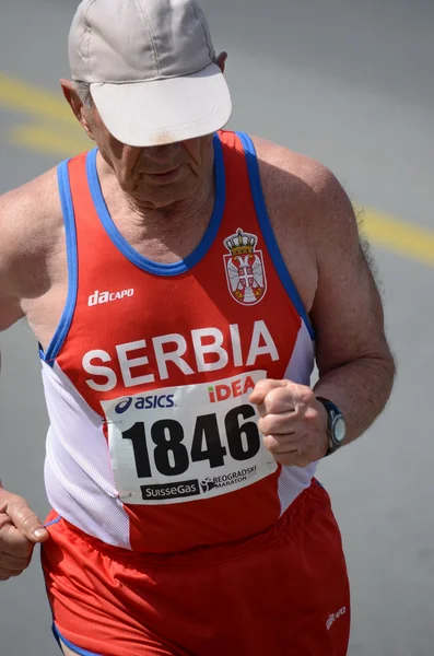 Un homme inconnu court le 27 avril 2014 dans le 27e marathon de Belgrade — Photo