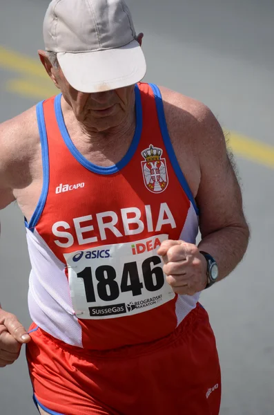 Hombre indefinido corre el 27 de abril de 2014 en la 27ª maratón de Belgrado —  Fotos de Stock