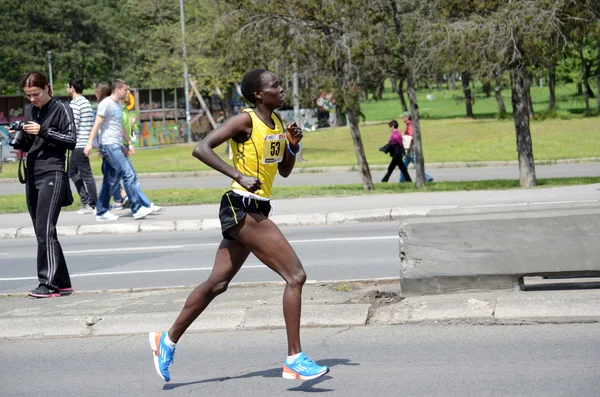 Una mujer no identificada corre en la 26ª Maratón de Belgrado el 27 de abril de 2014 en Belgrado, Serbia —  Fotos de Stock