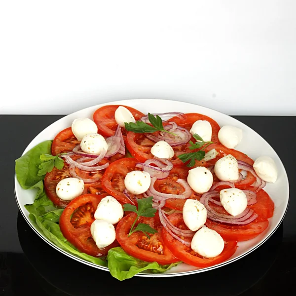 Salada com mussarela — Fotografia de Stock