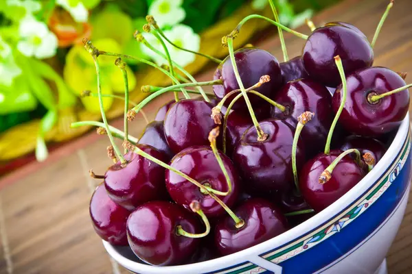 Sweet cherry fruits in colorful bowl — Stock Photo, Image