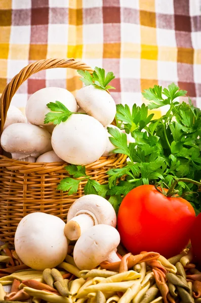 Cesta de vime cheia de cogumelos champignon frescos — Fotografia de Stock