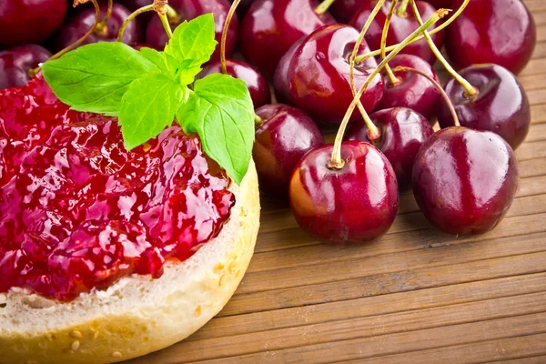 Смачний рулет з вишневим джемом та свіжими фруктами на сніданок — стокове фото