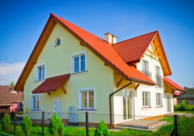 yeni yapı güneşli gökyüzü gün evinde