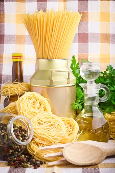 Pastas italianas con aceitunas, especias, queso y perejil —  Fotos de Stock