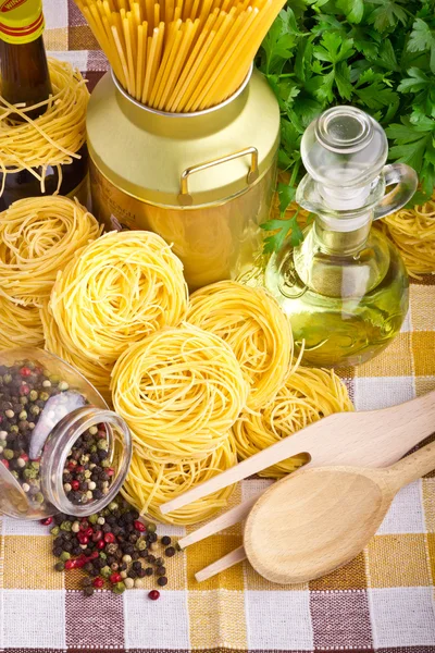 Italiaanse pasta met olijf-, kruiden, kaas en peterselie — Stockfoto