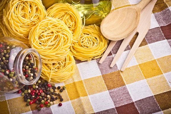 イタリア パスタ オリーブ、スパイス、チーズおよびパセリ — ストック写真