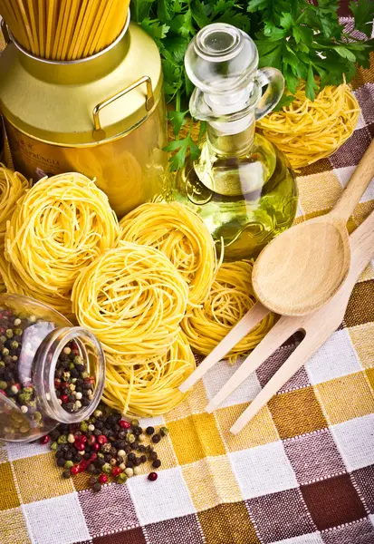 Italiaanse pasta met olijf-, kruiden, kaas en peterselie — Stockfoto