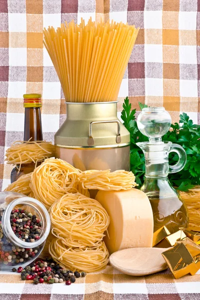 イタリア パスタ オリーブ、スパイス、チーズおよびパセリ — ストック写真