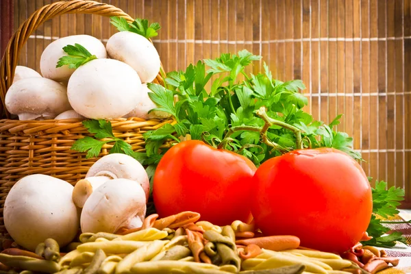 Rieten mand vol met verse champignon paddestoelen — Stockfoto