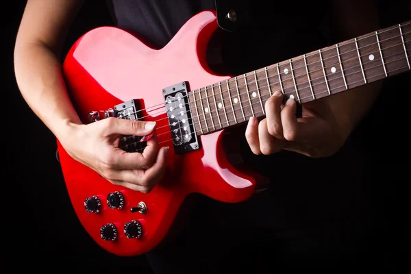 Vista da vicino di suonare la chitarra elettrica rossa — Foto Stock