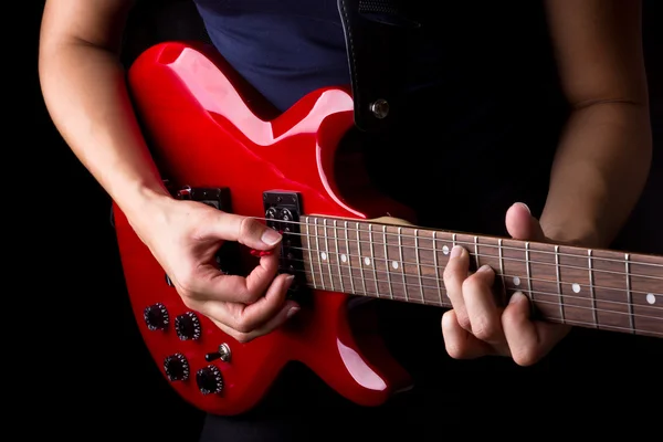 Nahaufnahme des Spielens der elektrischen roten Gitarre — Stockfoto