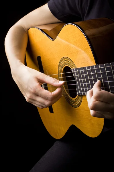 Klasik İspanyol gitar çalma closeup görünümü — Stok fotoğraf