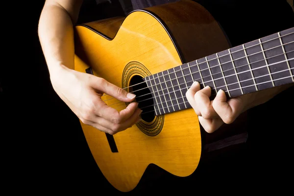 Klasik İspanyol gitar çalma closeup görünümü — Stok fotoğraf