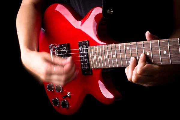 Vista da vicino di suonare la chitarra elettrica rossa — Foto Stock