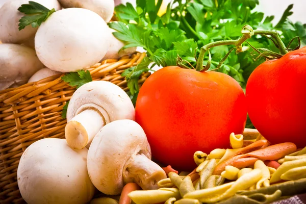 Rieten mand vol met verse champignon paddestoelen — Stockfoto