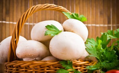 hasır sepet taze champignon mantar dolu