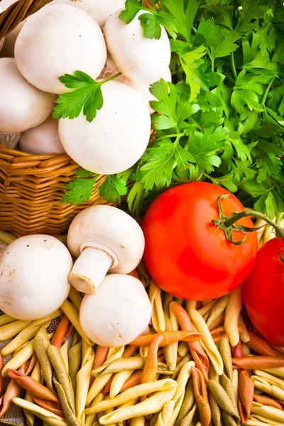 Rieten mand vol met verse champignon paddestoelen — Stockfoto